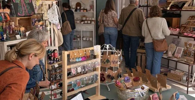 photo  de la céramique aux cosmétiques, la boutique présente le savoir-faire local.  &copy;  co 