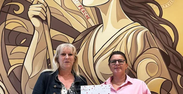 photo  deux autrices de mots d’amour se sont vues remettre un bon d’achat.  &copy;  val-au-perche 