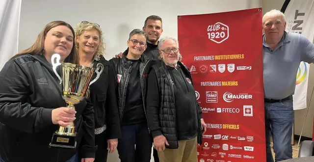 photo  les organisateurs et bénévoles du vsf football ont effectué le tirage au sort du tournoi de pâques ce 21 mars 2026.  &copy;  le maine libre 