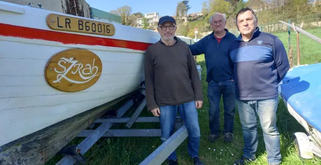 photo  à la base nautique de noron, la yole szrab arrivée sur sa remorque. de gauche à droite : alain auzanneau (chef de bord), christophe et patrick, membres de yole nautisme développement.  &copy;  co 