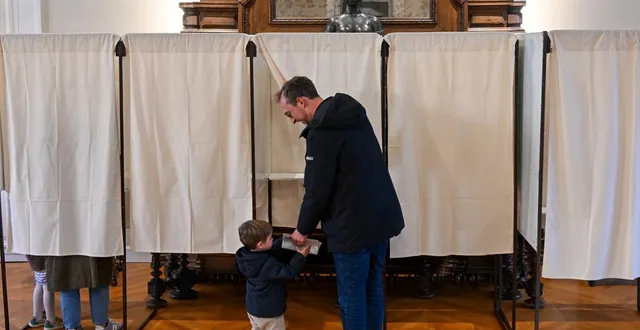 photo  lors du premier tour des élections municipales dans un bureau de vote à angers dimanche 15 mars.  &copy;  co - laurent combet 