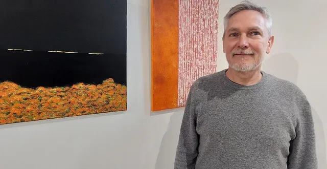 photo  alain churlaud présente ses toiles à la microfolie.  &copy;  co 