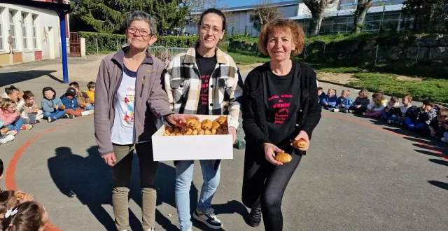photo  christelle, amélie et valérie, atsem au groupe scolaire de champdeniers, ont offert le goûter aux enfants des classes de maternelle à l’occasion de la journée nationale de leur profession.  &copy;  co 