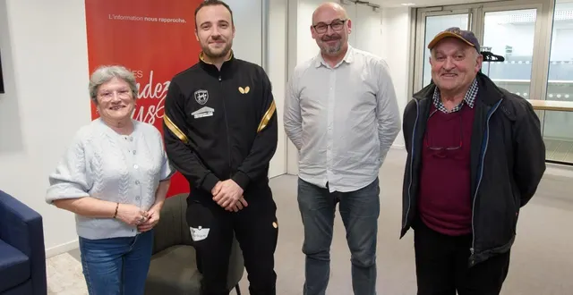photo  simon gauzy avec evelyne, stéphane et jean-paul.  &copy;  thierry creux / ouest-france 