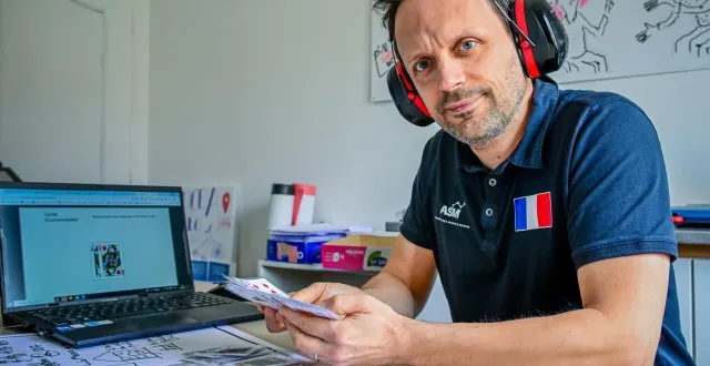 photo  damien roquel participe aux championnats de france de mémoire à paris, avec un casque antibruit pour faciliter la concentration.  &copy;  le maine libre - yvon loué 