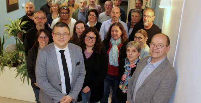 photo  de gauche à droite, pierre ouvrard, carine boccara et jean-marc forestier, nouveaux adjoints et l’ensemble du nouveau conseil municipal, largement renouvelé le 15 mars 2026.  &copy;  le maine libre 