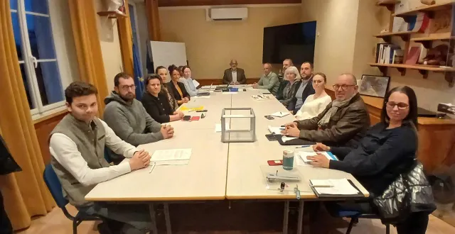 photo  la nouvelle équipe municipale lors de son installation.  &copy;  le maine libre 