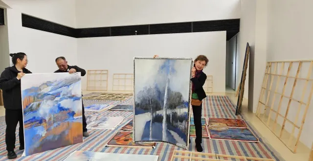 photo  michèle gosnet-frassetto lors de l’accrochage, au musée de chengdu, début mars.  &copy;  photo fournie par l’artiste 