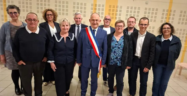 photo  les adjoints autour de gilles piton : de gauche à droite, jocelyne lhommeau, albert coiffard, sandra bellanger, marie-christine guiberteau, jacques de maisonneuve, narcisso villaca, laetitia naud, guillaume bodin, fabien jolivet et isabelle bureau  &copy;  co 