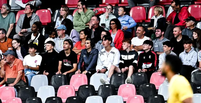 photo  de nombreux sièges vides lors de ce match de ligue 2, à guingamp, en août 2024. photo d’illustration.  &copy;  guillaume saligot / ouest-france 