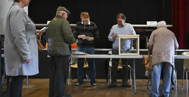 photo  les bureaux de vote ont ouvert à 8 h, comme à parigné-l’evêque où deux candidats sont en lice.  &copy;  le maine libre - denis lambert 