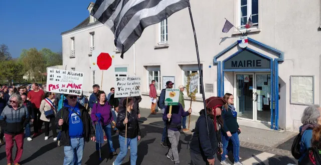 photo  la déambulation qui est partie de la mairie a rassemblé environ 150 personnes.  &copy;  ouest-france 