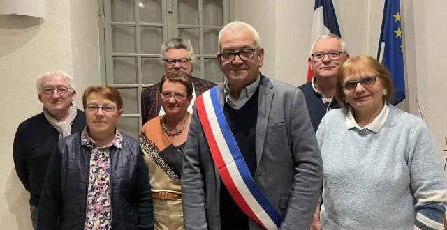photo  joël gaudin et ses adjoints.  &copy;  le maine libre 