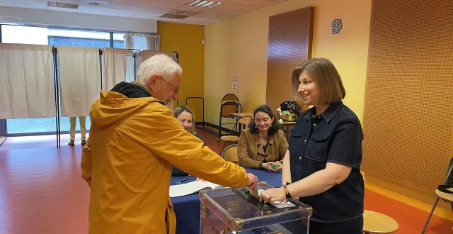photo  ce dimanche 22 mars 2026, les 85 bureaux de votes à angers ont ouvert leurs portes dès 8 h. ici au bureau de vote 507 à l’école annie-fratellini avec jeanne behre-robinson, colistière de christophe béchu.  &copy;  ouest-france 