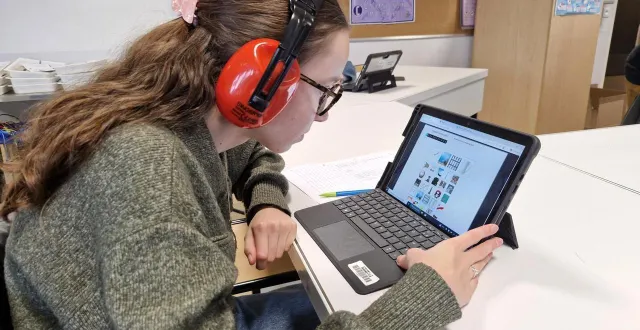 photo  pour être bien concentré, certains élèves n’hésitent pas à mettre un casque antibruit.  &copy;  le maine libre 