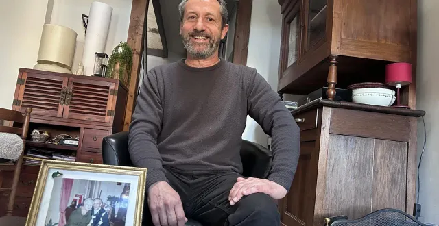 photo  après douze ans passés à suresnes (île-de-france), philippe jumeau s’est réinstallé, aux côtés de sa femme et de ses deux filles, dans la maison de ses grands-parents à saint-martin-de-saint-maixent, en 2010. aujourd’hui, il s’en va diriger les affaires de la commune.  &copy;  co - cheyenne tyrakowski 