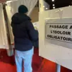 photo  les électeurs votent dans huit communes pour le second tour des élections municipales 2026, ce dimanche 22 mars 2026. 