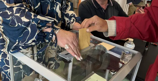 photo  les vingt et un bureaux de vote d’alençon ont ouvert à 8 h, ce dimanche 22 mars 2026.  &copy;  ouest-france 