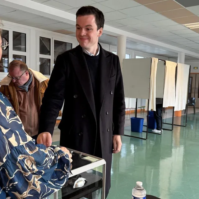 Oscar Piloquet (Union RN - UDR) a été le premier à voter parmi les quatre candidats en lice pour la maire d’Alençon, dimanche 22 mars 2026. Ouest-France photo oscar piloquet (union rn - udr) a été le premier à voter parmi les quatre candidats en lice pour la maire d’alençon, dimanche 22 mars 2026. © ouest-france