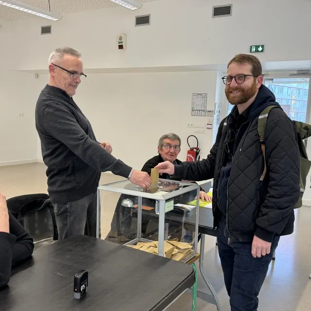 Johnny Lafresnaye, tête de la liste Gauche unie (extrême gauche), a voté à 10 h 30 à l’école du Point-du-Jour, dimanche 22 mars 2026. Ouest-France photo johnny lafresnaye, tête de la liste gauche unie (extrême gauche), a voté à 10 h 30 à l’école du point-du-jour, dimanche 22 mars 2026. © ouest-france