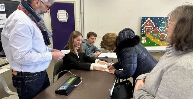 photo  le second tour des élections municipales se tient ce dimanche 22 mars 2026. au mans, à midi, 22,91 % des électeurs ont voté, comme ici à l’école primaire villaret.  &copy;  ouest-france 