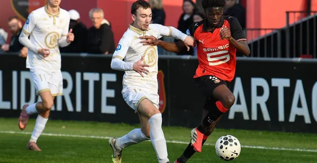 photo  l’af virois de mathéo gaillard (à gauche) est désormais à cinq points du leader de la poule c, pontivy.  &copy;  jocelyne régent 