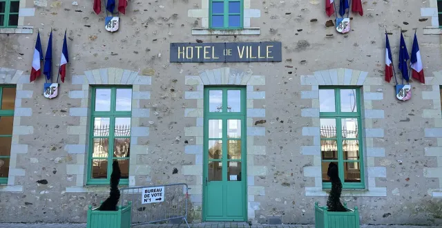 photo  ce dimanche 22 mars 2026, les électeurs sont à nouveau nombreux à se rendre aux urnes, pour le second tour des élections municipales à la flèche (sarthe). à 12 h, la participation est encore plus forte que la semaine dernière à la même heure.  &copy;  ouest-france 