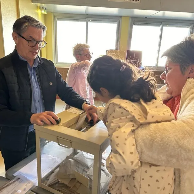 Second tour des élections municipales, dimanche 22 mars 2026, ici dans un bureau de vote de Parigné-l’Évêque. Ouest-France photo second tour des élections municipales, dimanche 22 mars 2026, ici dans un bureau de vote de parigné-l’évêque. © ouest-france