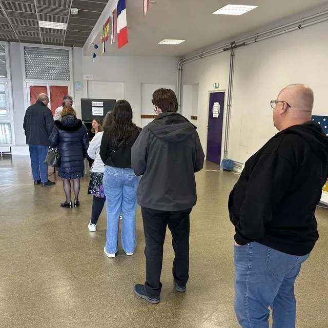 Petite file d’attente dans un bureau de vote de l’école primaire Villaret, au Mans (Sarthe). Ouest-France photo petite file d’attente dans un bureau de vote de l’école primaire villaret, au mans (sarthe). © ouest-france
