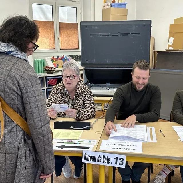 Devant le bureau de vote numéro 13, à l’école Suzanne-Busson du Mans. Ouest-France photo devant le bureau de vote numéro 13, à l’école suzanne-busson du mans. © ouest-france