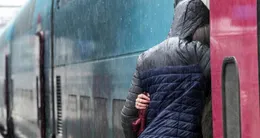 Info insolite  « je suis sur le quai, échangeant avec ma petite amie qui reste à paris, attendant le coup de sifflet pour monter dans le train. » photo d’illustration. 