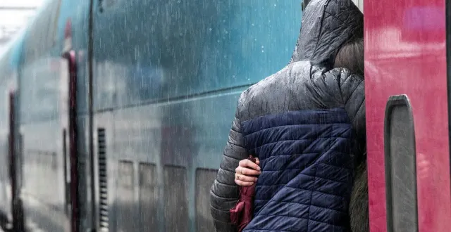 photo  « je suis sur le quai, échangeant avec ma petite amie qui reste à paris, attendant le coup de sifflet pour monter dans le train. » photo d’illustration.  &copy;  archives guillaume saligot / ouest-france 