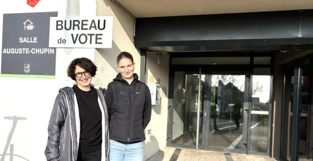 photo  angers, salle auguste-chupin, le 22 mars 2026. déborah et sa fille rachel, 18 ans, sont venues accomplir ensemble leur devoir de citoyennes.  &copy;  co 