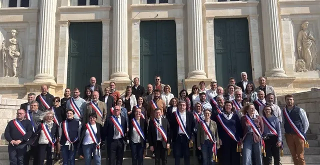 photo  baugé-en-anjou, le 22 mars 2026. le conseil municipal élu pour le mandat 2026-2032 prend la pose pour la photo de groupe devant la maison du citoyen connecté à l’issue du conseil d’installation.  &copy;  co - christophe ricci 