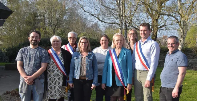 photo  les nouveaux maires et adjoints d’erdre-en-anjou à l’issue de l’installation du conseil municipal.  &copy;  co - joël audouin 