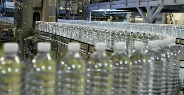 photo  faut-il continuer à vendre de l’eau en bouteilles plastique ?  &copy;  archives co 