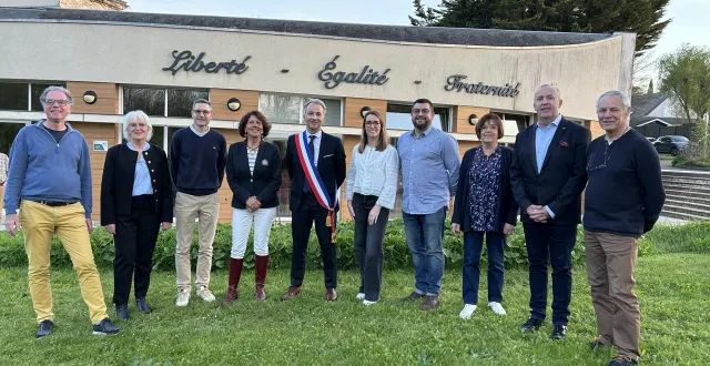 photo  mûrs-erigné, hôtel de ville, le 20 mars 2026. le nouveau maire fabien véteau entouré d’une partie des adjoints et délégués : philippe careau, agnès klesse, christophe rambault, odile ginestet, angélique perrine-kahn, béranger binet, chantal pleurdeau, yann guégan et alain judalet.  &copy;  co 