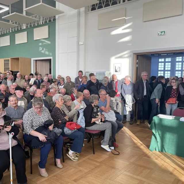 Dans la mairie, la grande salle Rotenburg était trop petite pour tous les curieux venus assister à l’installation du nouveau conseil municipal, pourtant diffusé en ligne en direct. Ouest-France photo dans la mairie, la grande salle rotenburg était trop petite pour tous les curieux venus assister à l’installation du nouveau conseil municipal, pourtant diffusé en ligne en direct. © ouest-france
