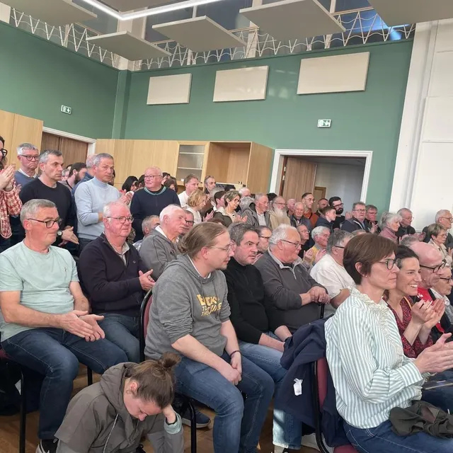 L’élection du maire et des adjoints ont été applaudis par certains. Ouest-France photo l’élection du maire et des adjoints ont été applaudis par certains. © ouest-france