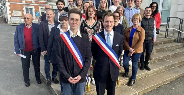 photo  rené de nicolaÿ (à droite), ici au côté de christophe maudet, maire délégué de dissé, avec l’ensemble du nouveau conseil municipal du lude.  &copy;  le maine libre 