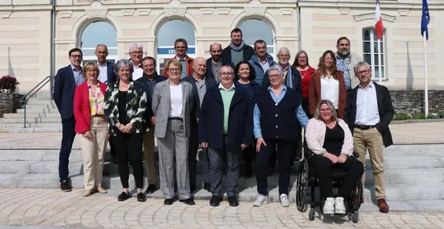 photo  geneviève coquereau, réélue maire de segré-en-anjou bleu, entourée de ses adjoints et maires délégués (jean-claude granier est absent sur la photo).  &copy;  ouest-france 