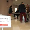 photo  des électeurs dans le bureau de vote numéro 2 à la salle théophile-plé, ce dimanche 22 mars 2026, à sablé-sur-sarthe. 