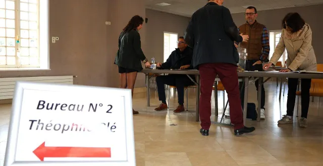 photo  des électeurs dans le bureau de vote numéro 2 à la salle théophile-plé, ce dimanche 22 mars 2026, à sablé-sur-sarthe.  &copy;  ouest-france 