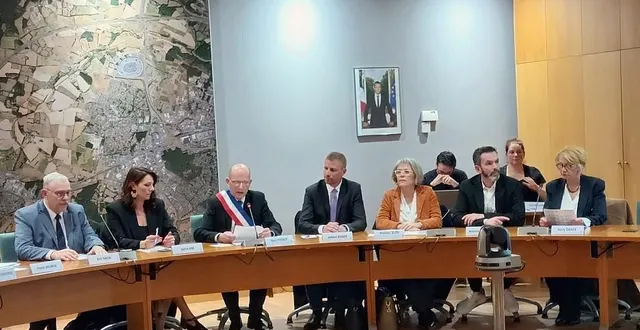 photo  autour de marc pierrot, de gauche à droite, ses six adjoints : eric ravin, astrid erb, johann risser, nadège blon, antoine augeraud et nelly dandé.  &copy;  ouest-france 