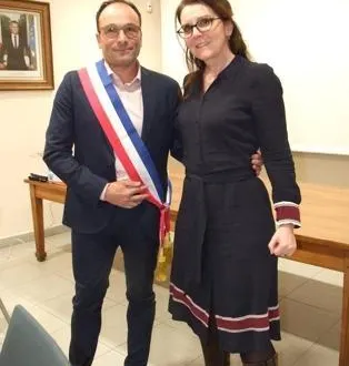 photo  anthony triffaut, aux côtés de son épouse, annabelle, a tenu à rendre hommage aux conjoints(es) des élus(es) dont son épouse.  &copy;  ouest-france 