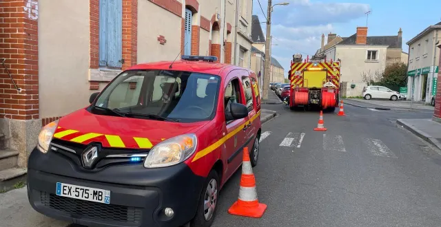 photo  24 personnes ont été évacuées rue de l’hospice à la flèche après un dégagement de fumée.  &copy;  le maine libre - louis gohin 
