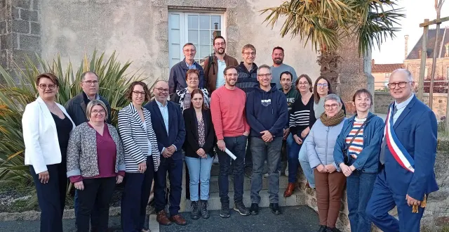 photo  le maire françois mary présente l’ensemble du conseil municipal installé.  &copy;  co 