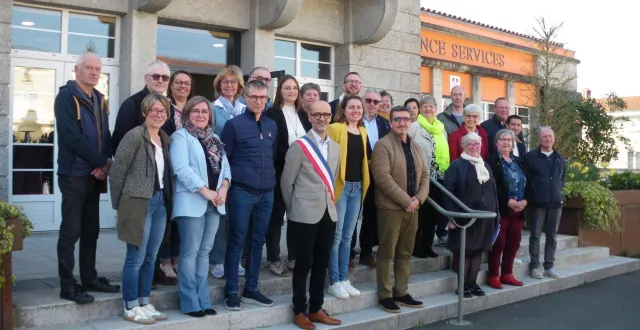 photo  large soleil de printemps pour la nouvelle équipe municipale installée samedi matin 21 mars 2026.  &copy;  co 