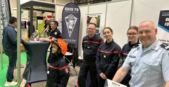 photo  le lieutenant hors classe patrice deuré (à droite) est le responsable du stand des sapeurs-pompiers à la foire expo. stand qui accueille et conseille le public ce lundi aussi.  &copy;  co – guillaume raineau 