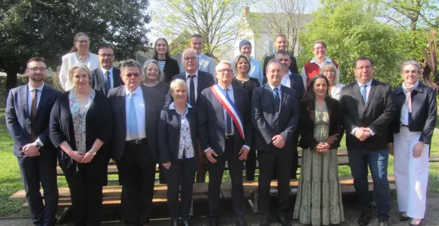 photo  les élus de la majorité du conseil municipal à écouflant.  &copy;  ouest-france 